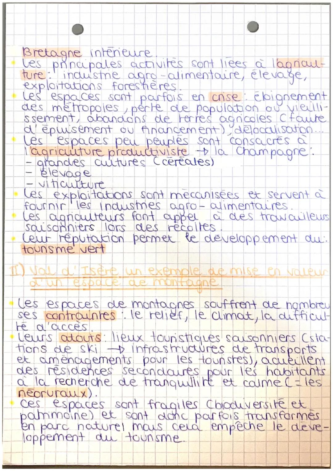 Les espaces de faible densite appartiennent
aux espaces ruraux et sont relies aux res-
sources naturelles qui les entourent. Certains
sont e