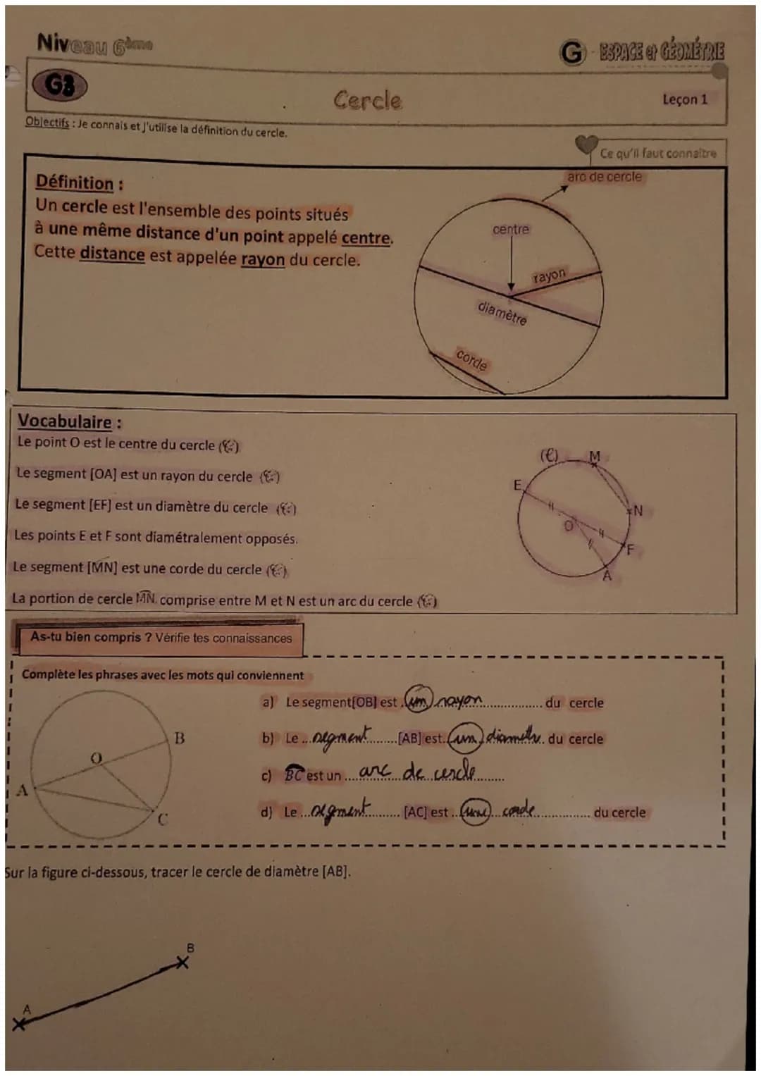 Niveau 6kme
G3
Objectifs: Je connais et j'utilise la définition du cercle.
Définition :
Un cercle est l'ensemble des points situés
à une mêm