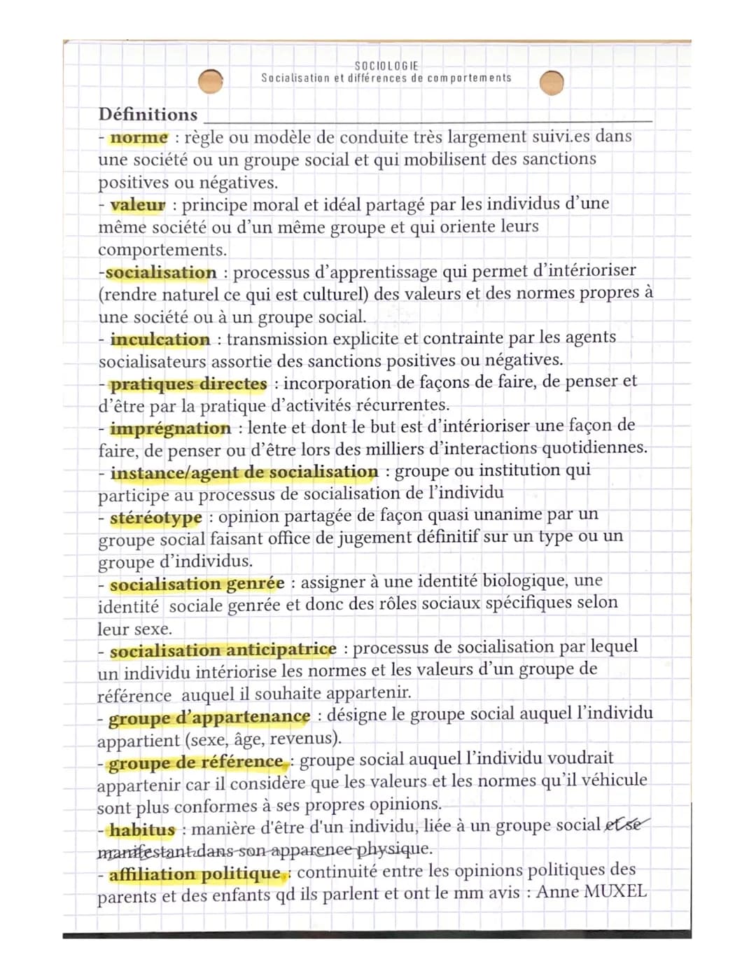 SOCIOLOGIE
Socialisation et différences de comportements
Définitions
- norme : règle ou modèle de conduite très largement suivi.es dans
une 