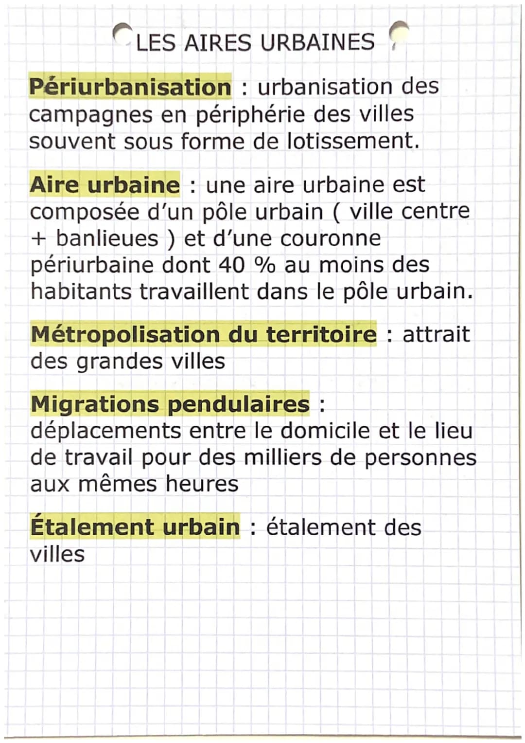 LES AIRES URBAINES
(ex : Lyon)
Depuis les années 50 les villes connaissent
une forte croissance démographique car elles
attirent la populati