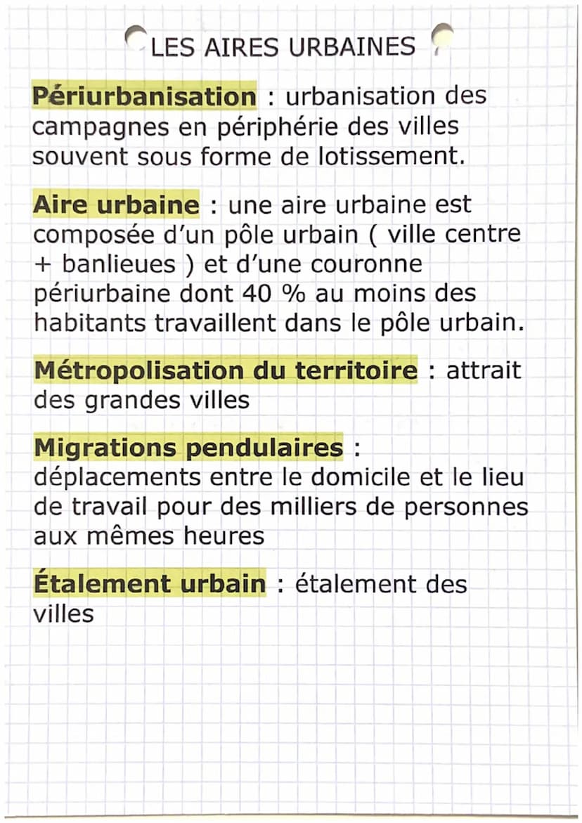 LES AIRES URBAINES
(ex : Lyon)
Depuis les années 50 les villes connaissent
une forte croissance démographique car elles
attirent la populati