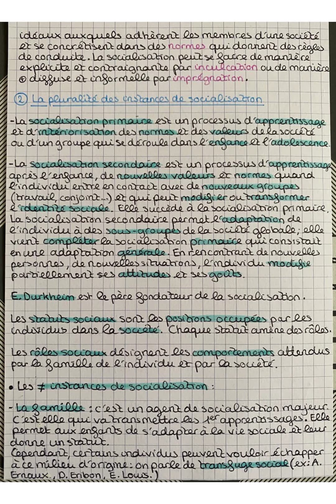 L'école: elle permet aux élèves d'adopter les comportement
attendus par la société, de leur transmettre les normes et
les valeurs.
Dans les 