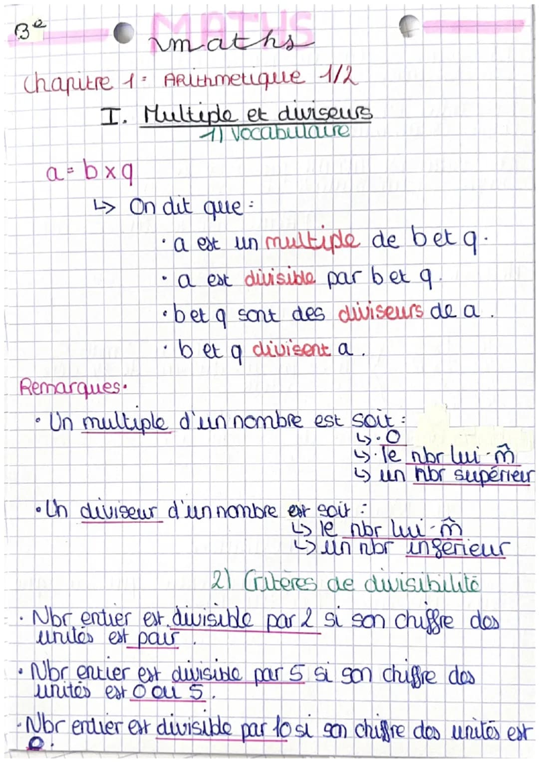 ве
•
maths
Chapitre 1 = Arithmetique 1/2
I. Multiple et diviseurs
7) Vocabulaire
a = bxq
↳> On dit que =
Remarques
0
· a est un multiple de 