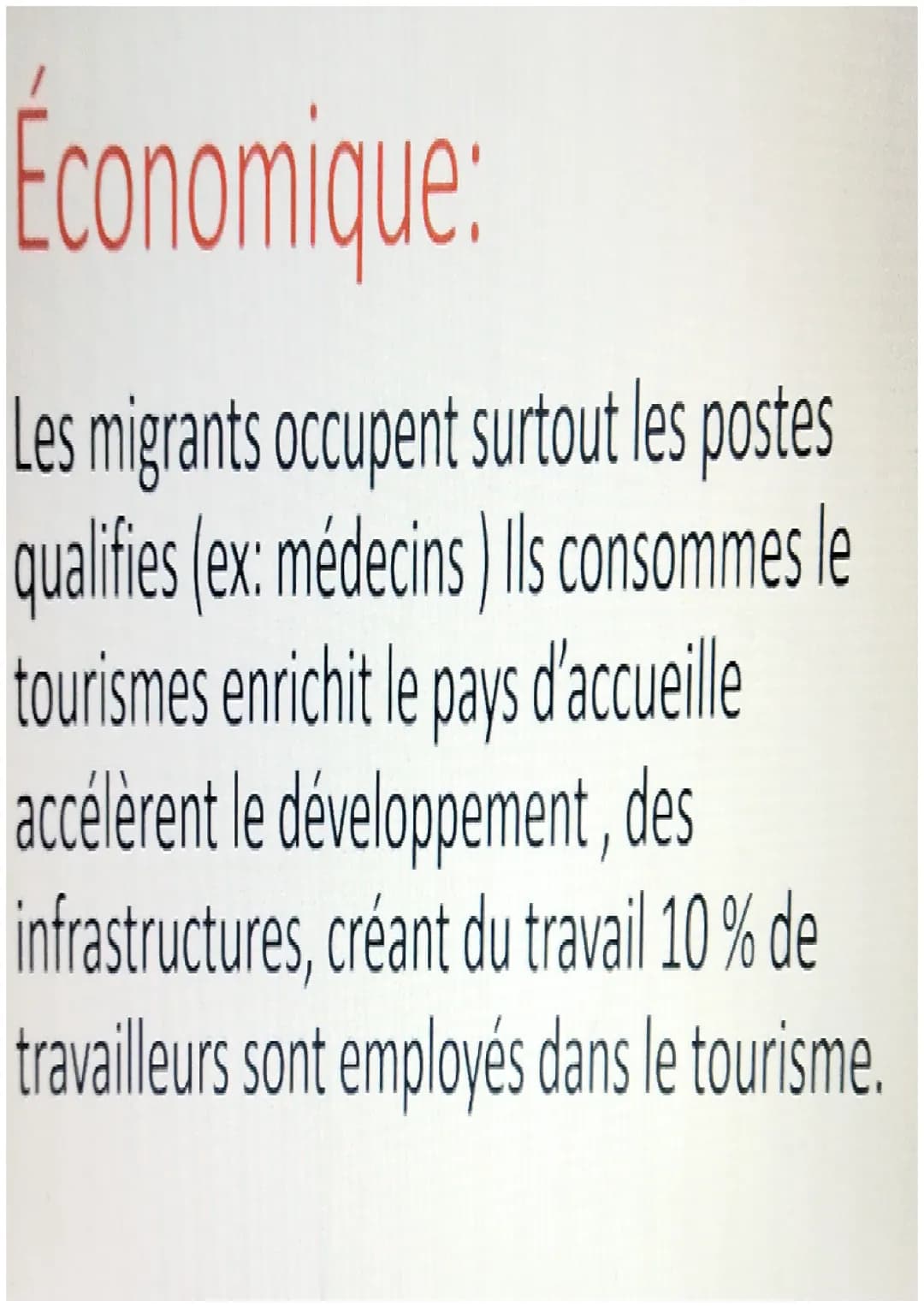 Les mobilités
humaines
transnationales Des raisons multiples
1. Les moyens de communications la tv et
internet donnent une image de richesse