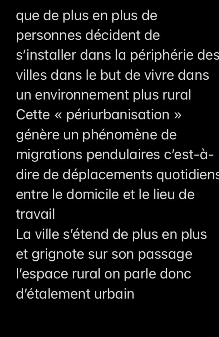 Les aires urbaines
Une aire urbaine est un
ensemble composée de 3
espaces:
-Une ville-centre dans laquelle
se trouve tous les principaux
ser