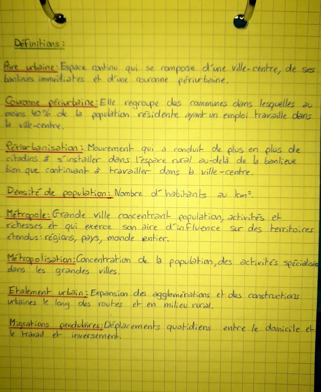 Definitions:
Aire urbaine Espace continu qui se compose d'une ville-centre, de ses
banlieves immediates et d'une couronne périurbaine.
Couro