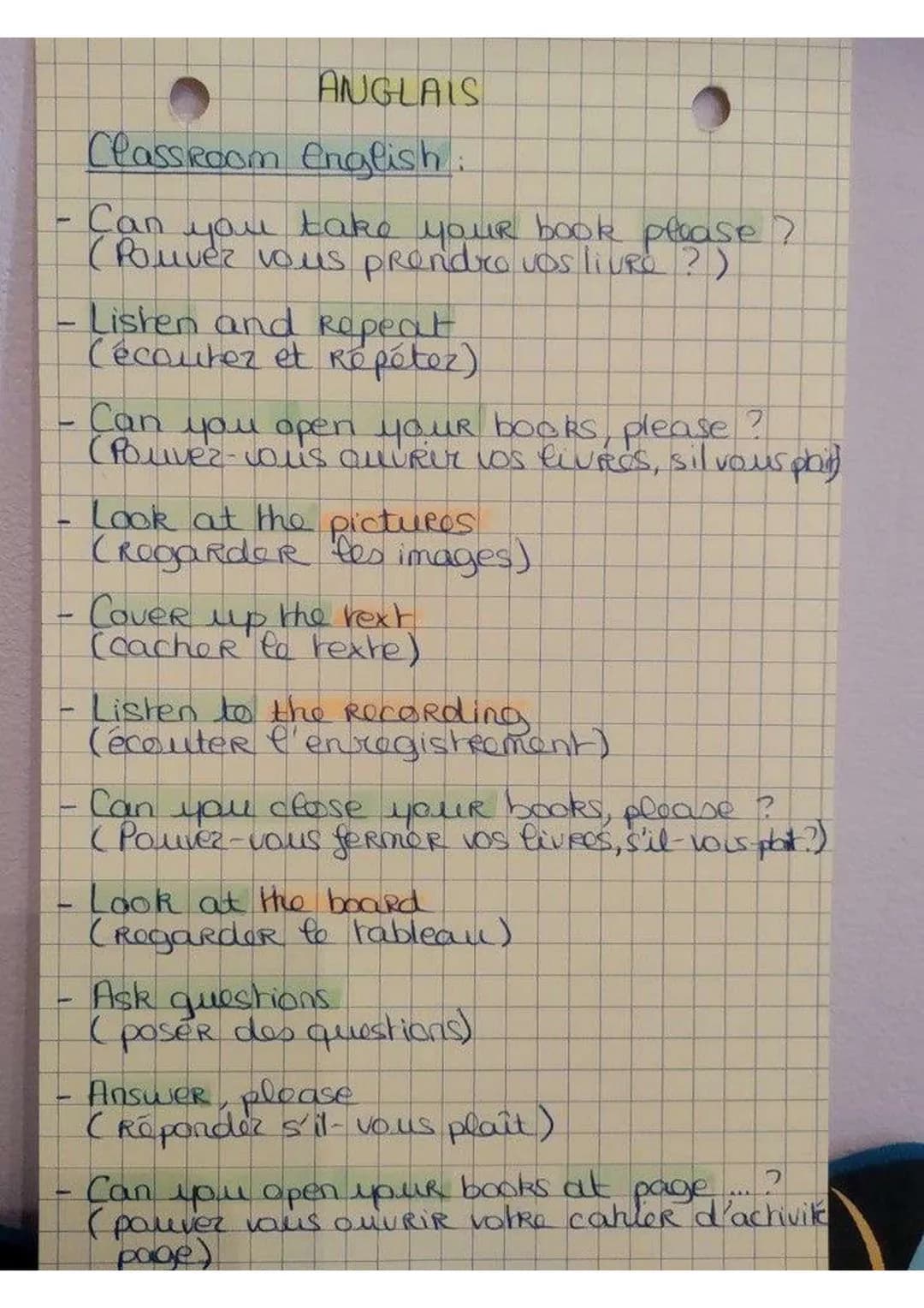 - Listen and Repeat
(écoutez et Répétez)
-
ANGLAIS
Classroom English:
Can you take your book please?
(Pouvez vous prendre vos livro ? )
- Ca