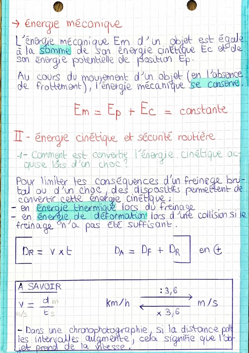 PHYSIQUE
I-Les énergies au cours du mourement
→ énergie cinétique
Un objet en mouvement passéde de l'énergie
cinétique notee Ec liée à sa ma