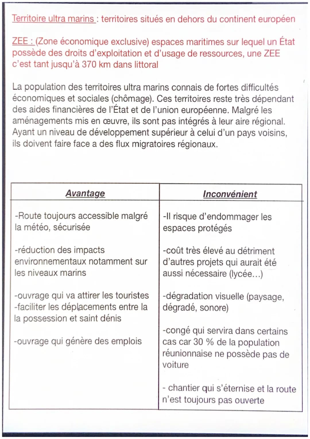 Nombreux territoires soumis à des risques
naturels : volcan, cyclone, tsunami, séisme...
intérêt stratégique car ils permettent à la
France 