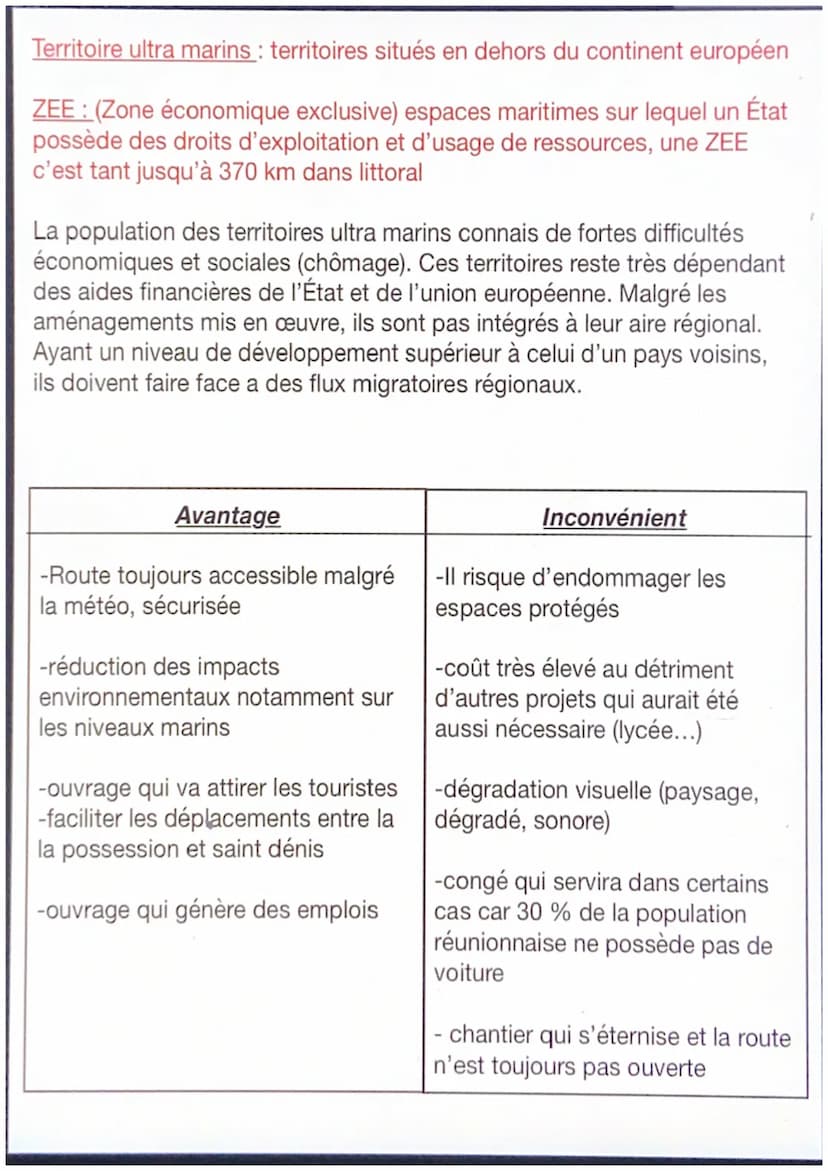 Nombreux territoires soumis à des risques
naturels : volcan, cyclone, tsunami, séisme...
intérêt stratégique car ils permettent à la
France 