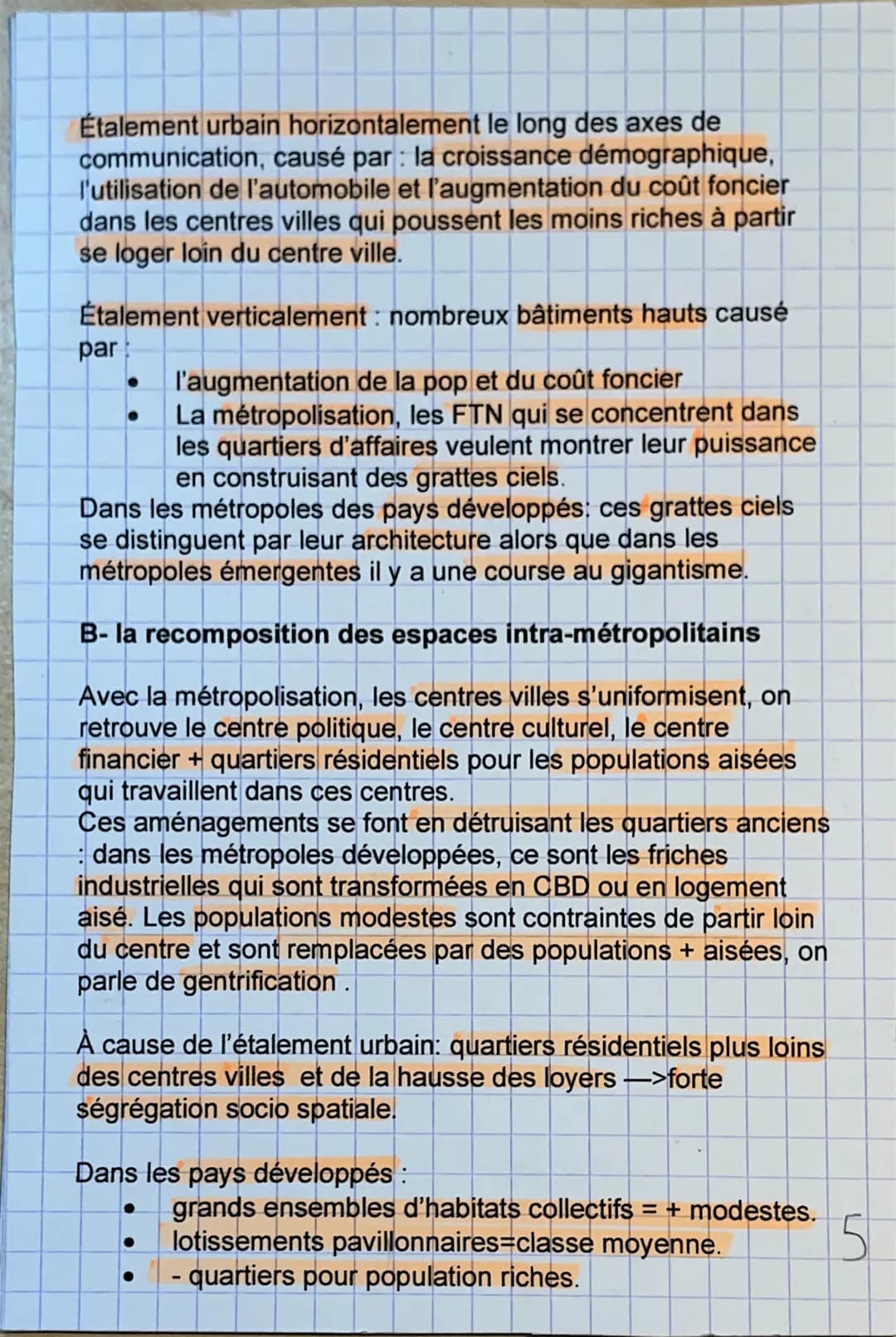 Étalement urbain horizontalement le long des axes de
communication, causé par: la croissance démographique,
l'utilisation de l'automobile et