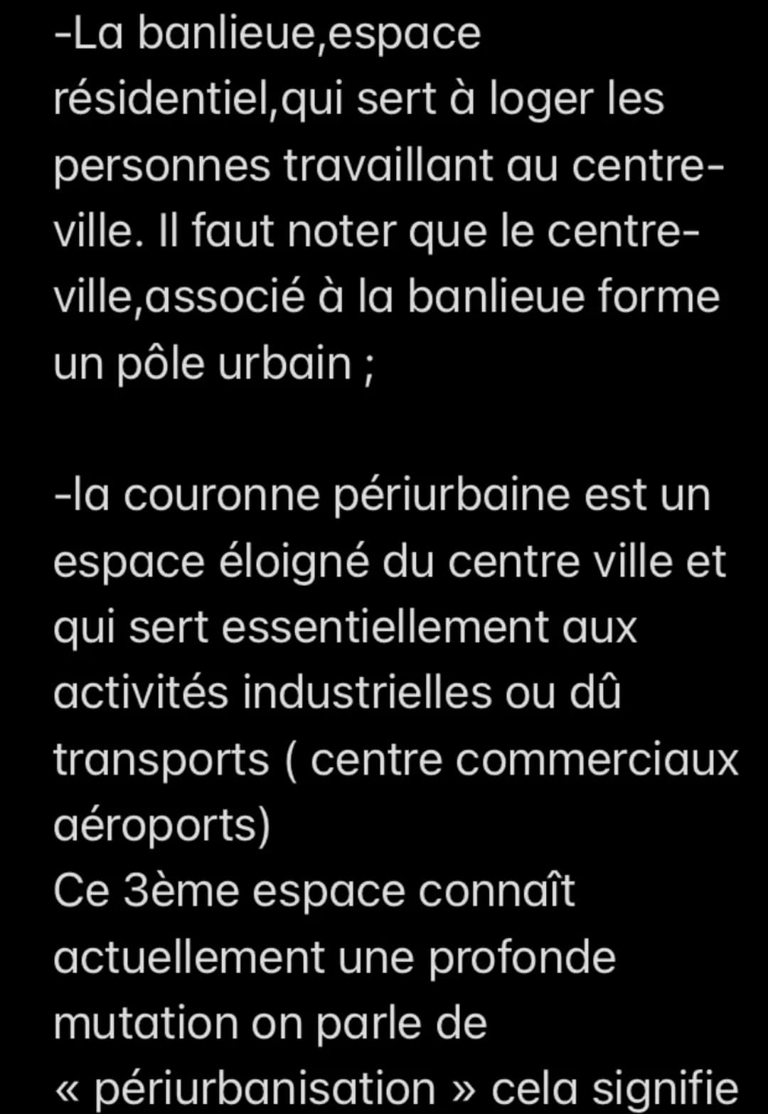 Les aires urbaines
Une aire urbaine est un
ensemble composée de 3
espaces:
-Une ville-centre dans laquelle
se trouve tous les principaux
ser
