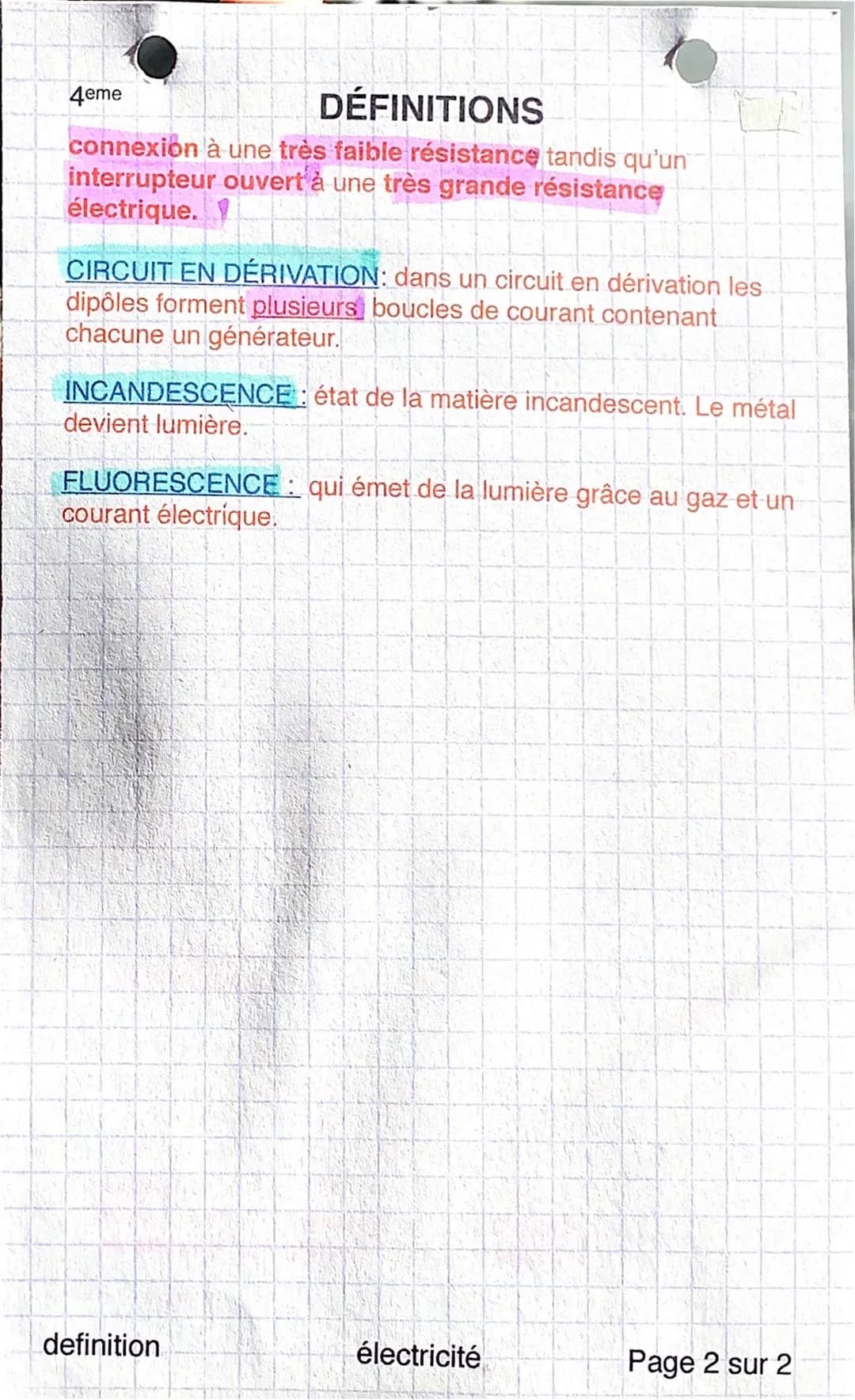 DÉFINITIONS
1)ÉLECTRICITÉ
UNE BORNE: est une partie d'un composant électrique qui lui
permet de fonctionner en laissant entrer ou sortir le 