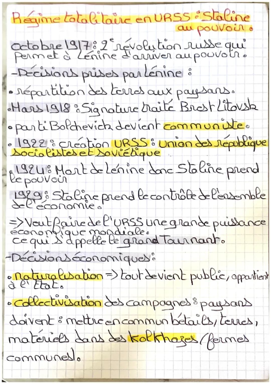 Regime totalitaire en URSS "Staline
au pouvoir.
Octobre 1917: 2 révolution russe qui
Permet à Lénine d'arriver au pouvoir.
-Décisions prises