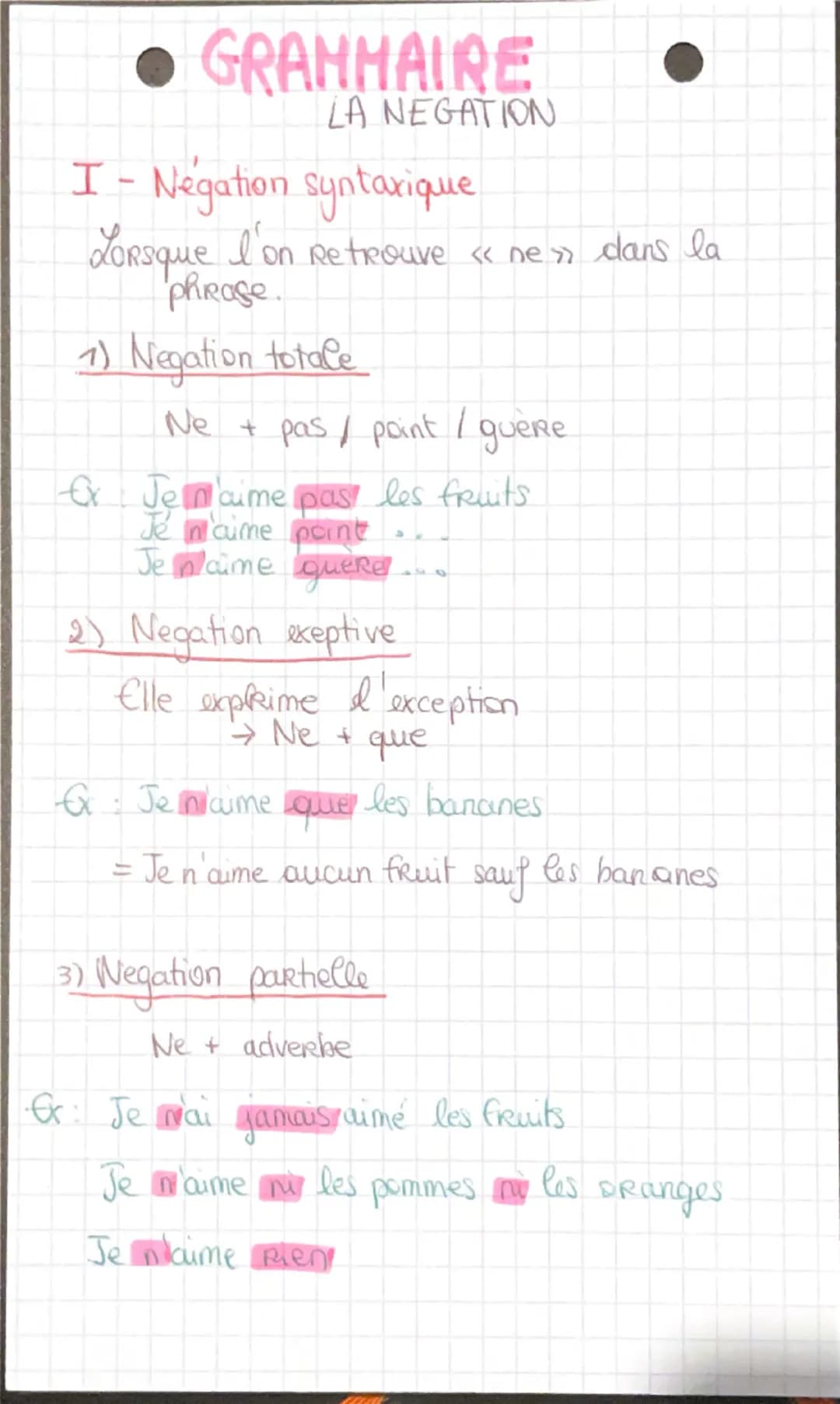 • GRAMMAIRE
LA NEGATION
I - Negation syntaxique
Lorsque l'on Retrouve «ne» dans la
phrase
1) Negation totale
Ne + pas / point / gueRe
Ex: Je
