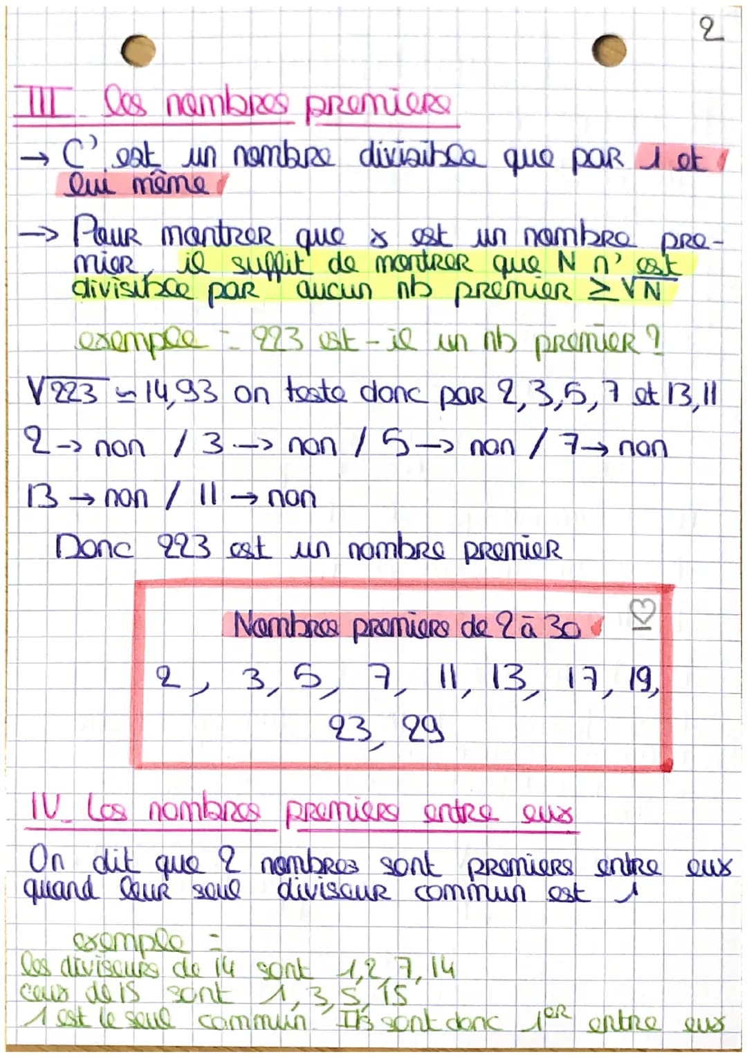 I Critères de divisibilite
l'arithmétique
Un nombre est divisible:
- par 2 si son chiffre des unités est pair
•PaR 5 si il finit par Oou 5
p