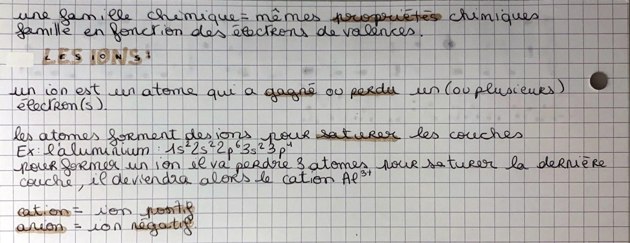 PHYSIQUE-CHIMIE
CHAPITRE 3: ATOME
électrons (-)
protons (+)
• neutrons
Inuctions
un atome est électriquement
neutre, autant d'électrons et p
