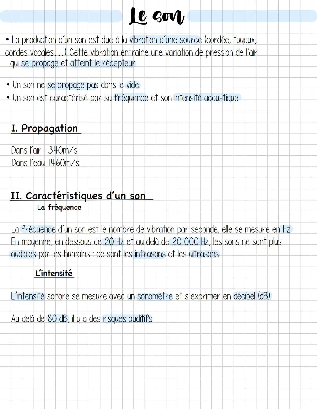 Le son
La production d'un son est due à la vibration d'une source (cordée, tuyaux,
cordes vocales...) Cette vibration entraîne une variation