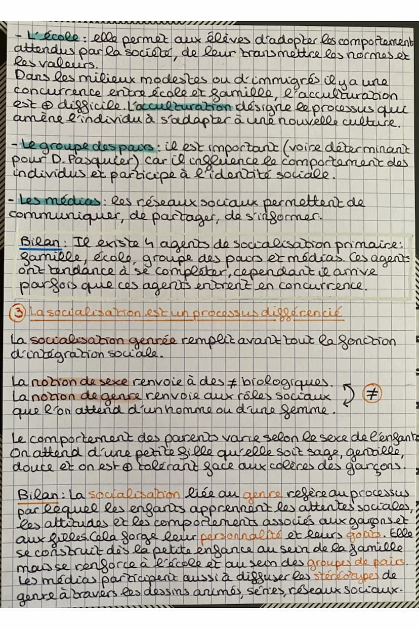 L'école: elle permet aux élèves d'adopter les comportement
attendus par la société, de leur transmettre les normes et
les valeurs.
Dans les 