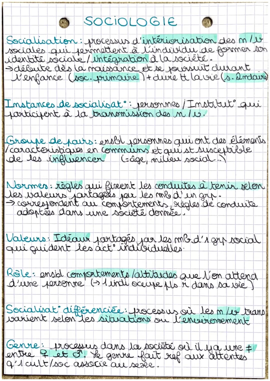 SOCIOLOGIE
Socialisation processus d'intériorisation des m/b
sociales qui permettent à l'individu de former son
identité sociale/ intégratio