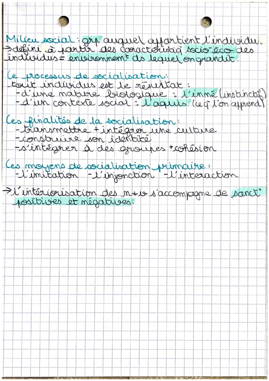 SOCIOLOGIE
Socialisation processus d'intériorisation des m/b
sociales qui permettent à l'individu de former son
identité sociale/ intégratio