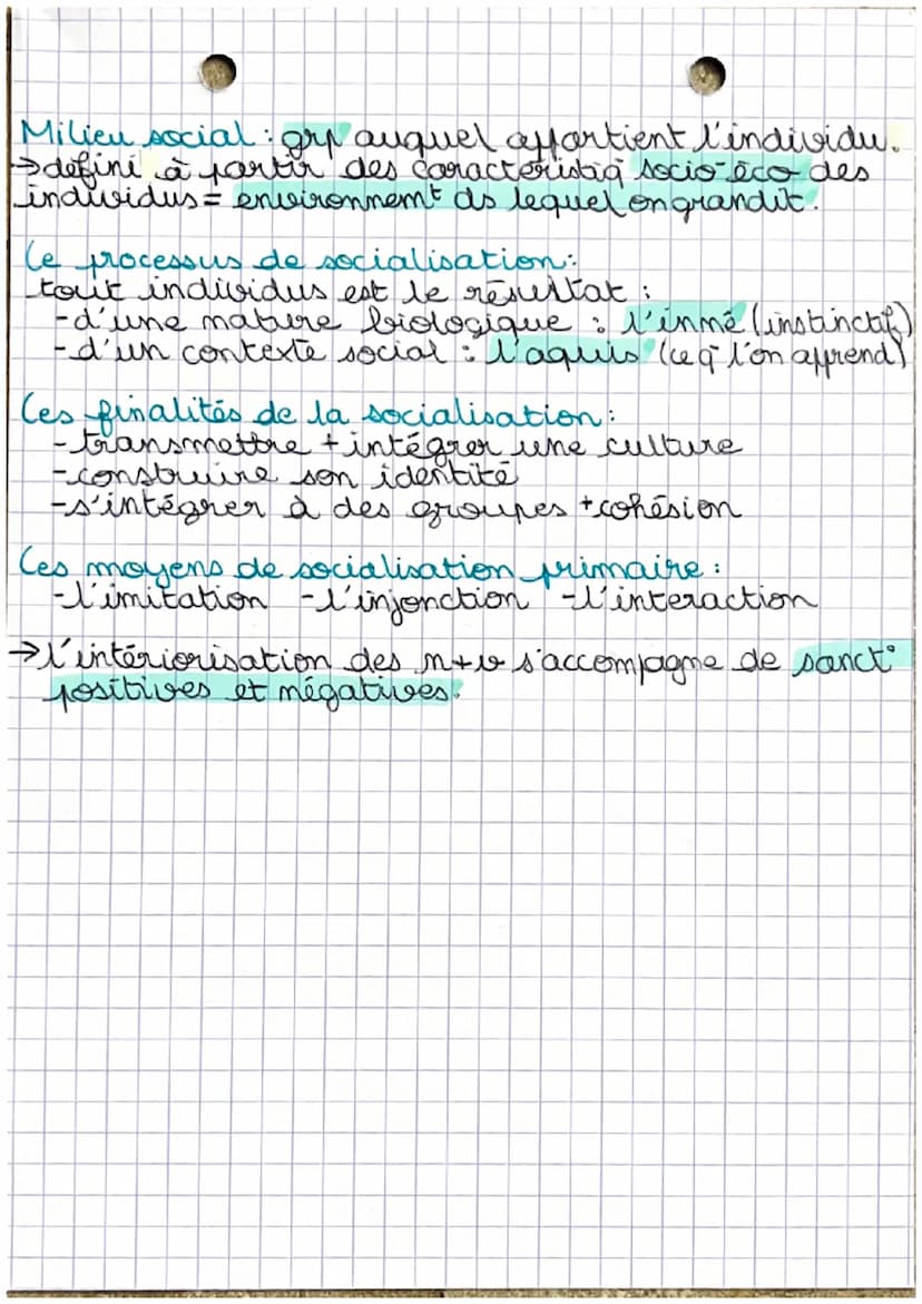 SOCIOLOGIE
Socialisation processus d'intériorisation des m/b
sociales qui permettent à l'individu de former son
identité sociale/ intégratio