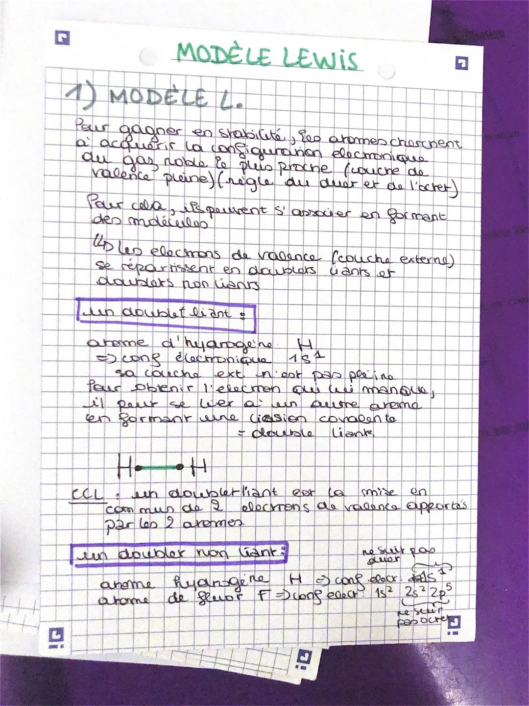 r
# MODÈLE LEwis

1) MODÈLE L.

Pour gagner en stabilité, les atomes cherchent
a acquérir la configuranon electronique
du gas noble le pleis