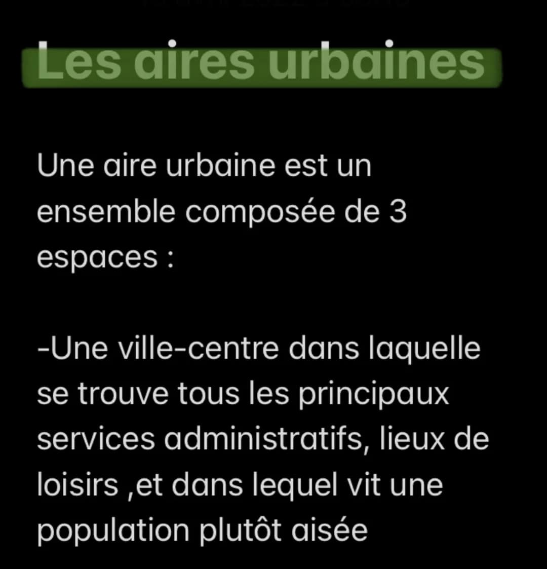 Les aires urbaines
Une aire urbaine est un
ensemble composée de 3
espaces:
-Une ville-centre dans laquelle
se trouve tous les principaux
ser