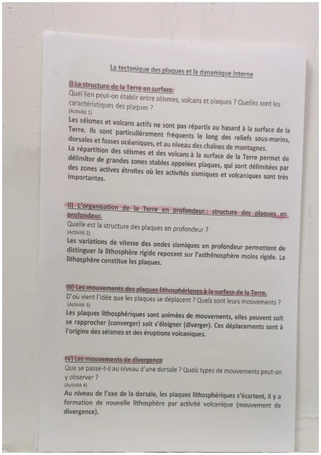 La tectonique des plaques et la dynamique interne
1) La structure de la Terre en surface.
Quel lien peut-on établir entre séismes, volcans e