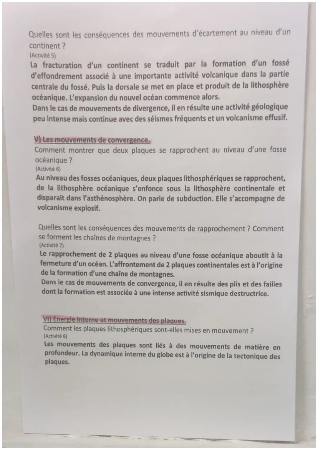 La tectonique des plaques et la dynamique interne
1) La structure de la Terre en surface.
Quel lien peut-on établir entre séismes, volcans e
