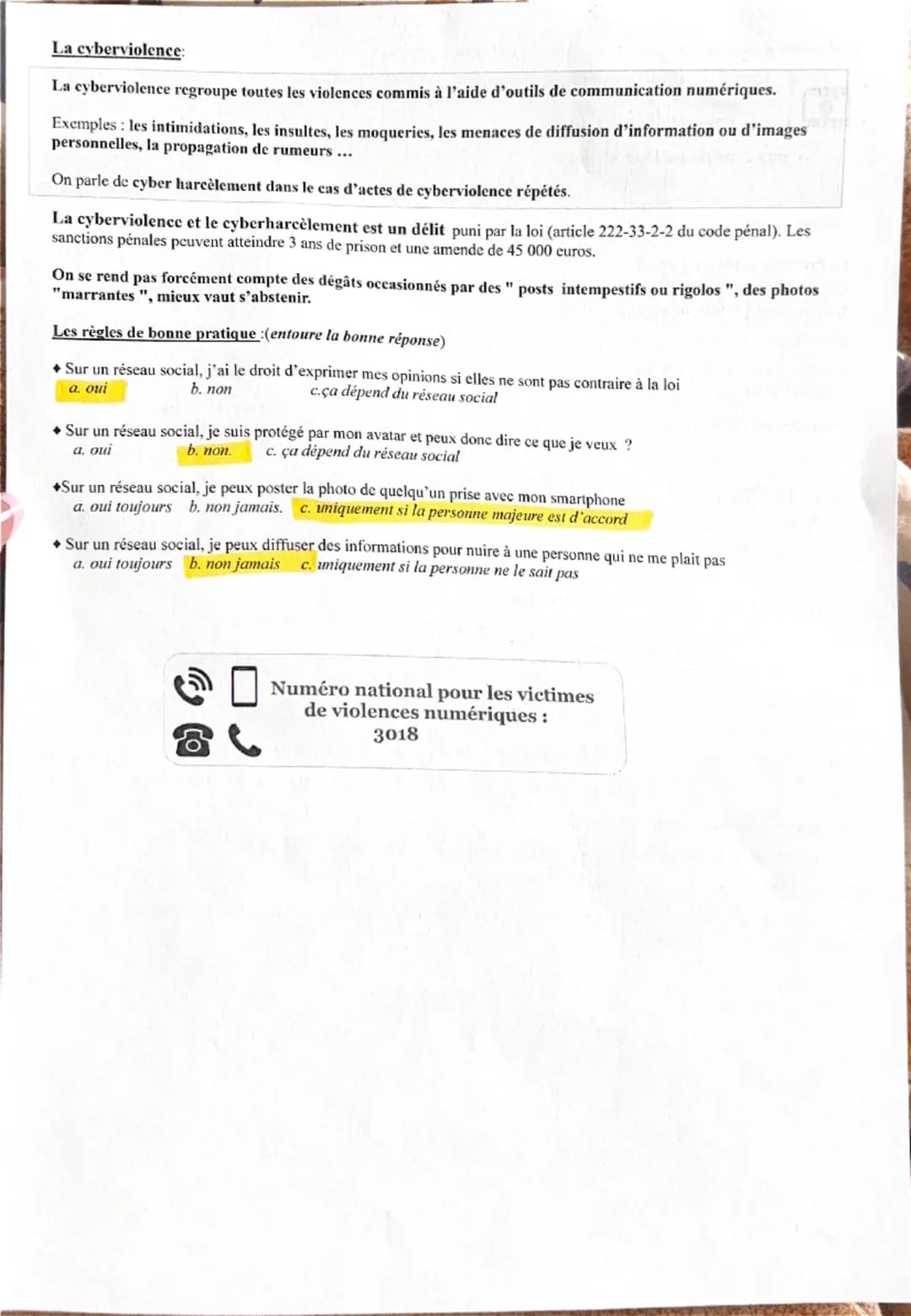 SNT
Les réseaux sociaux fonctionnement et risques
1. Définition: Les réseaux sociaux sont des applications numériques
mettant en relation de