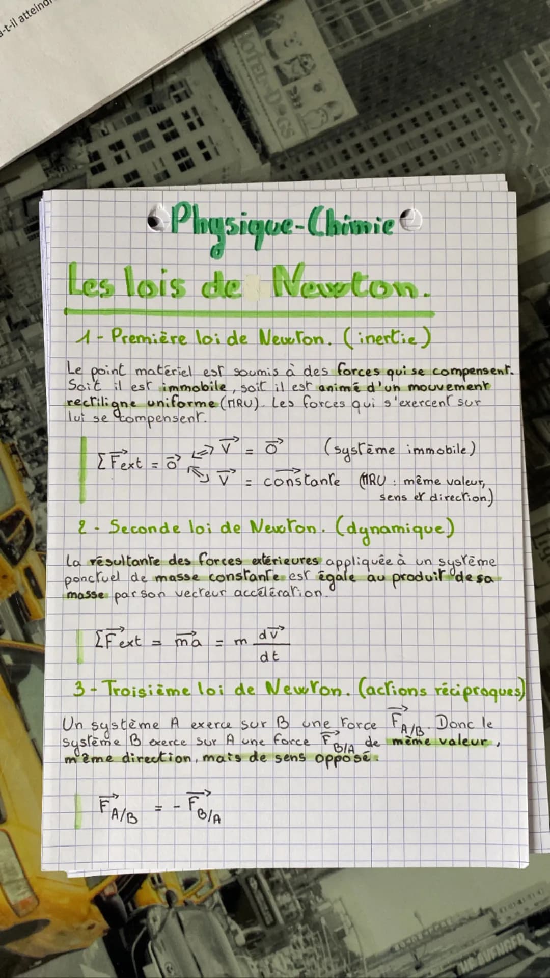 # Physique-Chimie
## Les lois de Newton.
### 1- Première loi de Newton. (inertie)
Le point matériel est soumis à des forces qui se compense
