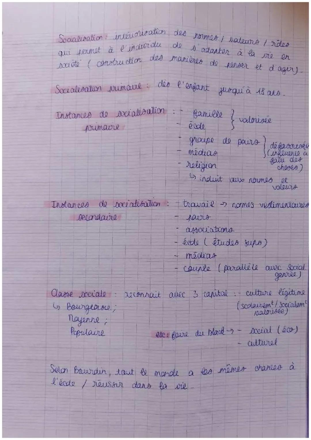 Comment la socialisation contribue-t-elle à expliquer les différences de comportements des individus ?